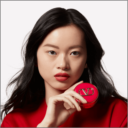 LIQUID FOUNDATION ENCAPSULATED IN A COUTURE ACCESSORY1