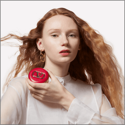 LIQUID FOUNDATION ENCAPSULATED IN A COUTURE ACCESSORY3