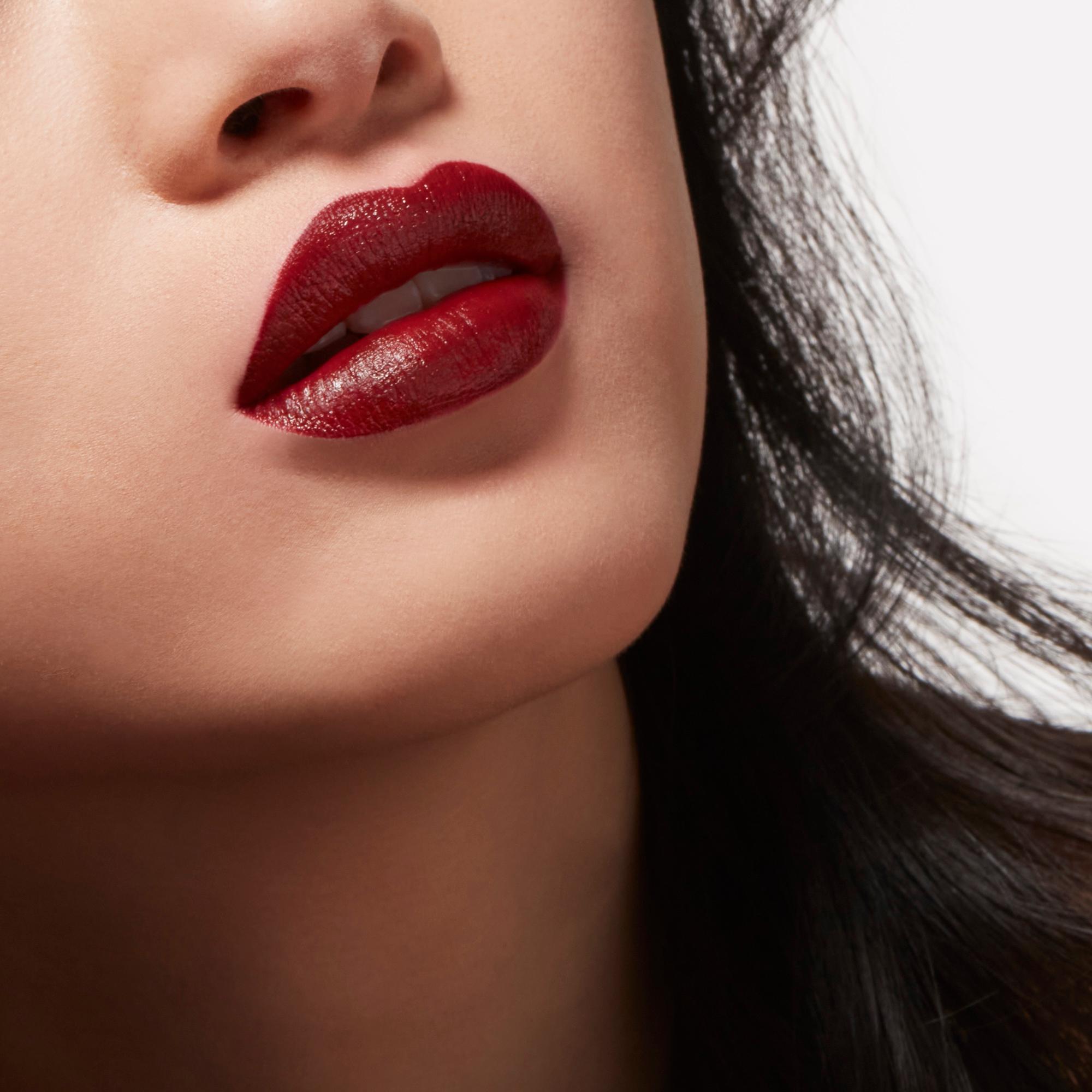 Valentino-Rosso-Valentino-Lipstick-223R-MATTE-3614273229241-Wearable2bis